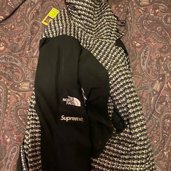 Supreme The North Face "Studded" Mountain Light Jacket SS21 - Picture 2 of 4